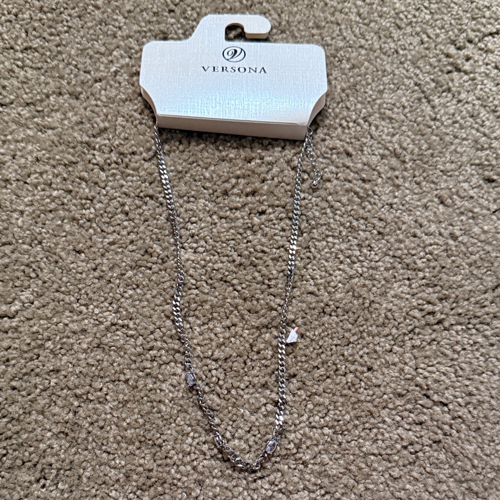 Versona Shimmering Silver Necklace 12$